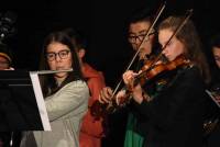 Musiciens et danseurs réunis pour une soirée cabaret