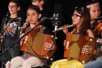 Musiciens et danseurs réunis pour une soirée cabaret