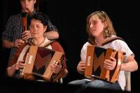 Musiciens et danseurs réunis pour une soirée cabaret