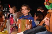 Musiciens et danseurs réunis pour une soirée cabaret