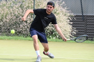 Tennis : Matéo Rouchouse dans son jardin au tournoi de Monistrol