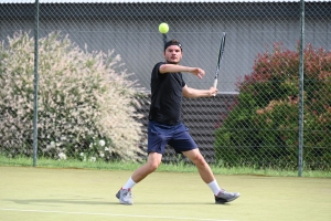 Tennis : Matéo Rouchouse dans son jardin au tournoi de Monistrol