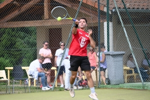 Tennis : Matéo Rouchouse dans son jardin au tournoi de Monistrol