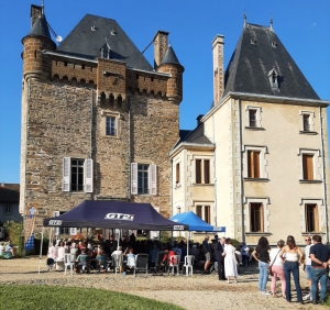 Saint-Julien-du-Pinet : un concert de musique classique sur le perron du château de Vaux