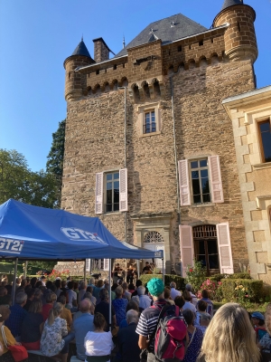 Saint-Julien-du-Pinet : un concert de musique classique sur le perron du château de Vaux