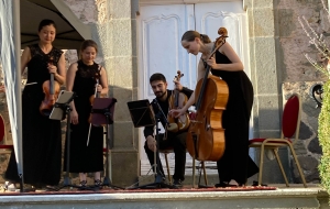 Saint-Julien-du-Pinet : un concert de musique classique sur le perron du château de Vaux