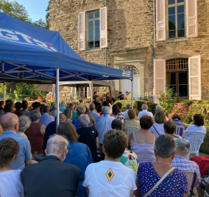 Saint-Julien-du-Pinet : un concert de musique classique sur le perron du château de Vaux