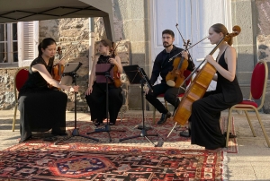 Saint-Julien-du-Pinet : un concert de musique classique sur le perron du château de Vaux