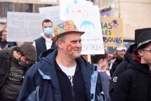 Bas-en-Basset : une manifestation colorée pour s&#039;opposer au masque sur les enfants