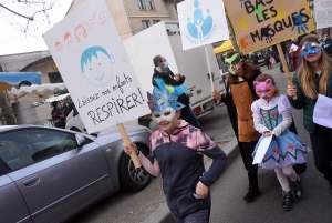 Bas-en-Basset : une manifestation colorée pour s&#039;opposer au masque sur les enfants