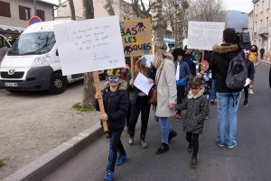 Bas-en-Basset : une manifestation colorée pour s&#039;opposer au masque sur les enfants