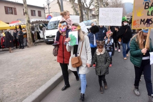 Bas-en-Basset : une manifestation colorée pour s&#039;opposer au masque sur les enfants