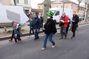 Bas-en-Basset : une manifestation colorée pour s&#039;opposer au masque sur les enfants