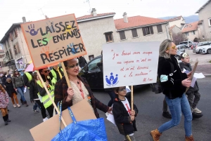 Bas-en-Basset : une manifestation colorée pour s&#039;opposer au masque sur les enfants