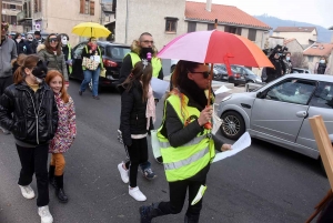 Bas-en-Basset : une manifestation colorée pour s&#039;opposer au masque sur les enfants