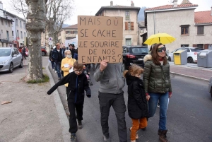 Bas-en-Basset : une manifestation colorée pour s&#039;opposer au masque sur les enfants