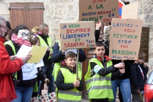 Bas-en-Basset : une manifestation colorée pour s&#039;opposer au masque sur les enfants