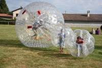 Des grandes et des petites bulles disposées par Zorb aventure. Photo Lucien Soyere