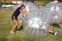 Des grandes et des petites bulles disposées par Zorb aventure. Photo Lucien Soyere