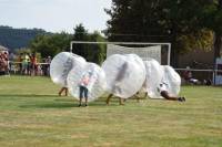 Des grandes et des petites bulles disposées par Zorb aventure.