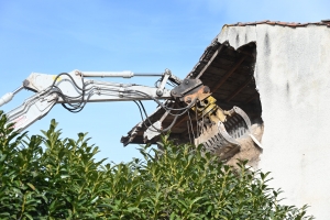 Beauzac : les travaux de la place du Pré-Clos débutent par la démolition d&#039;une maison