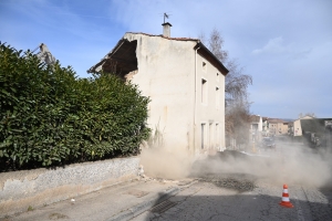 Beauzac : les travaux de la place du Pré-Clos débutent par la démolition d&#039;une maison