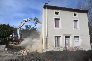 Beauzac : les travaux de la place du Pré-Clos débutent par la démolition d&#039;une maison