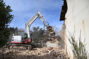 Beauzac : les travaux de la place du Pré-Clos débutent par la démolition d&#039;une maison