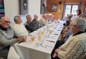 Saint-Julien-du-Pinet : les aînés et les bébés réunis pour le repas communal