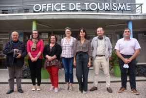 Daniel Favier (à gauche), président, et Jean-Pierre Chapuis (à droite), vice-président, entourent les agents de l&#039;office de tourisme