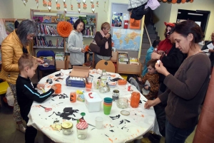 Araules : les enfants déguisés et artistes à la bibliothèque