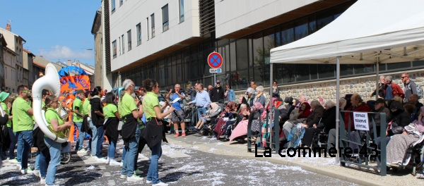 La Banda de Vorey, en aubade devant les résidents|De beaux moments de complicité et de partage||