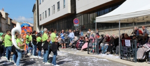 La Banda de Vorey, en aubade devant les résidents