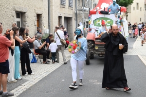 Le Monastier-sur-Gazeille : le défilé des chars retombe en enfance avec les dessins animés (vidéo)