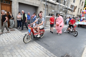 Le Monastier-sur-Gazeille : le défilé des chars retombe en enfance avec les dessins animés (vidéo)