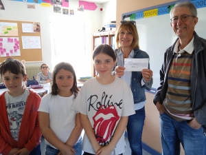Saint-Ferréol-d'Auroure : l'école Saint-Joseph remet un chèque à « Enfance et Partage »