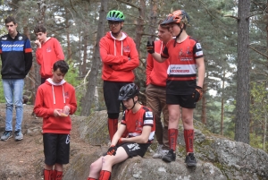 Les équilibristes du VTT trial sur le rocher de Saint-Maurice-de-Lignon