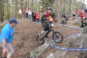 Les équilibristes du VTT trial sur le rocher de Saint-Maurice-de-Lignon