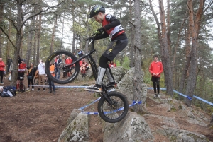 Les équilibristes du VTT trial sur le rocher de Saint-Maurice-de-Lignon