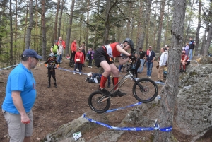 Les équilibristes du VTT trial sur le rocher de Saint-Maurice-de-Lignon