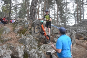 Les équilibristes du VTT trial sur le rocher de Saint-Maurice-de-Lignon