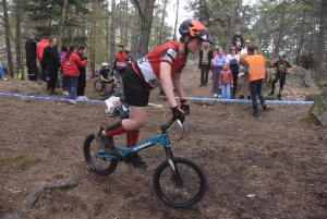 Les équilibristes du VTT trial sur le rocher de Saint-Maurice-de-Lignon