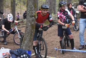 Les équilibristes du VTT trial sur le rocher de Saint-Maurice-de-Lignon