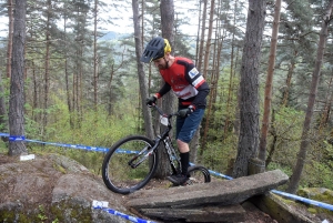 Les équilibristes du VTT trial sur le rocher de Saint-Maurice-de-Lignon