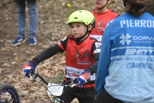 Les équilibristes du VTT trial sur le rocher de Saint-Maurice-de-Lignon