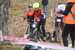 Les équilibristes du VTT trial sur le rocher de Saint-Maurice-de-Lignon