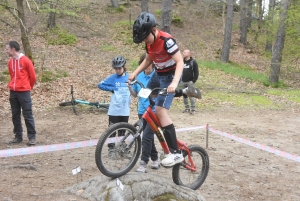 Les équilibristes du VTT trial sur le rocher de Saint-Maurice-de-Lignon