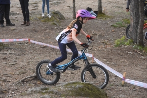 Les équilibristes du VTT trial sur le rocher de Saint-Maurice-de-Lignon