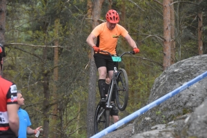 Les équilibristes du VTT trial sur le rocher de Saint-Maurice-de-Lignon