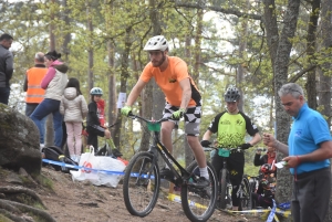 Les équilibristes du VTT trial sur le rocher de Saint-Maurice-de-Lignon